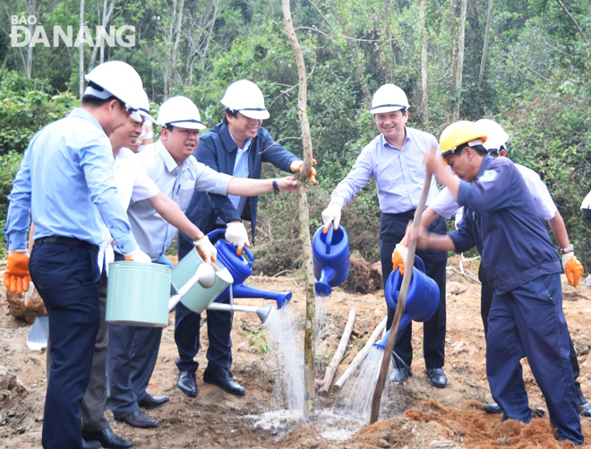Phó Chủ tịch Thường trực UBND thành phố Đặng Việt Dũng trồng cây tại công trình vệt xây xanh cách ly bãi rác Khánh Sơn.