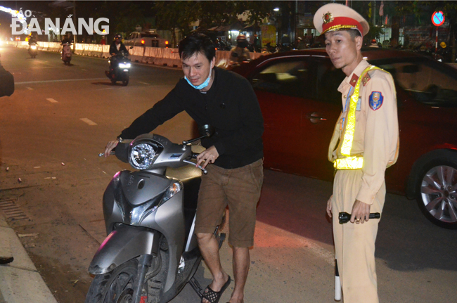  During Tet, traffic police officers were on duty along local streets to regulate the traffic and deal with traffic violators