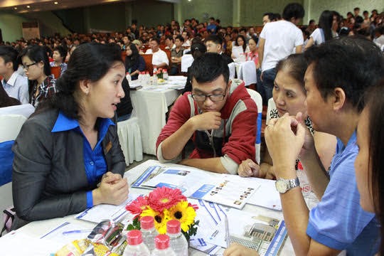 A HCM City University of Economics official speaks with new students