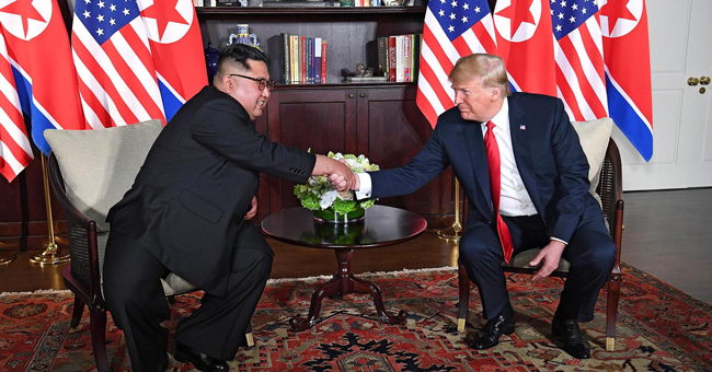 Hội nghị thượng đỉnh Mỹ - Triều mở ra cơ hội hòa bình trên bán đảo Triều Tiên.  Trong ảnh: Nhà lãnh đạo Triều Tiên Kim Jong-un (trái) và Tổng thống Mỹ Donald Trump gặp gỡ tại Singapore vào tháng 6-2018. Ảnh: Getty Images