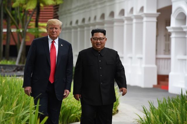 Tổng thống Mỹ Donald Trump và nhà lãnh đạo Triều Tiên Kim Jong-un tại hội nghị thượng đỉnh lần 1 diễn ra tại Singapore hồi năm ngoái (Ảnh: Reuters)