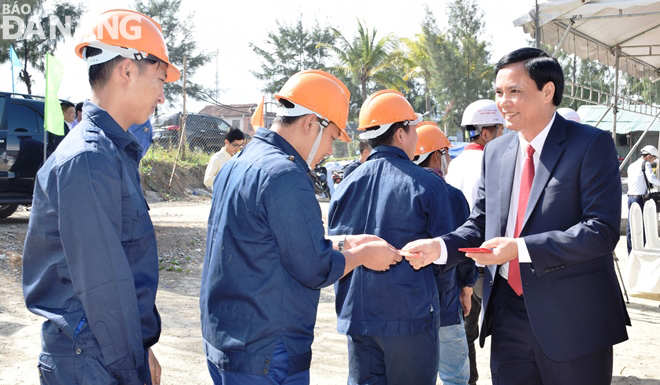 Phó Chủ tịch UBND thành phố Trần Văn Miên lì xì đầu xuân cho các công nhân thi công công trình đê, kè Liên Chiểu.