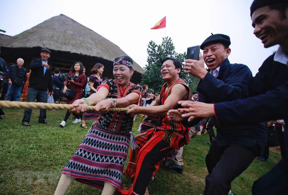 Đồng bào các dân tộc đang sinh sống tại Làng Văn hóa-Du lịch các dân tộc Việt Nam chơi kéo co truyền thống. (Ảnh: Trọng Đạt/TTXVN)
