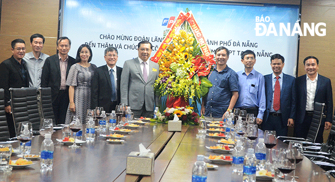 Chủ tịch UBND thành phố Huỳnh Đức Thơ thăm tặng hoa chúc mừng Công ty phần mềm FPT Đà Nẵng