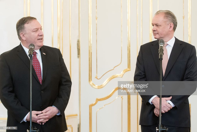 Ngoại trưởng Mỹ Mike Pompeo (trái) gặp gỡ Tổng thống Slovakia Andrej Kiska tại Bratislava ngày 12-2. Ảnh: Getty Images