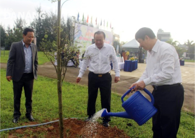 Phó Chủ tịch Thường trực UBND thành phố Đặng Việt Dũng (bìa phải) cùng lãnh đạo quận Hải Châu trồng cây tại Công viên Thanh Niên.