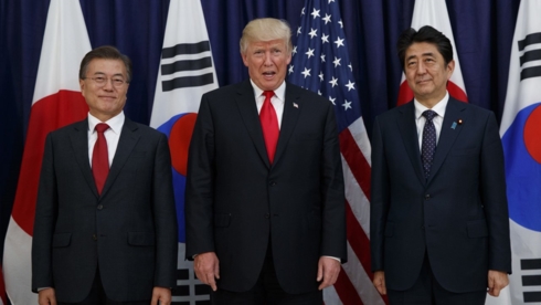 Lần lượt lãnh đạo 3 nước từ trái qua phải: Tổng thống Hàn Quốc Moon Jae-in, Tổng thống Mỹ Donald Trump và Thủ tướng Nhật Bản Shinzo Abe. Ảnh: AP.
