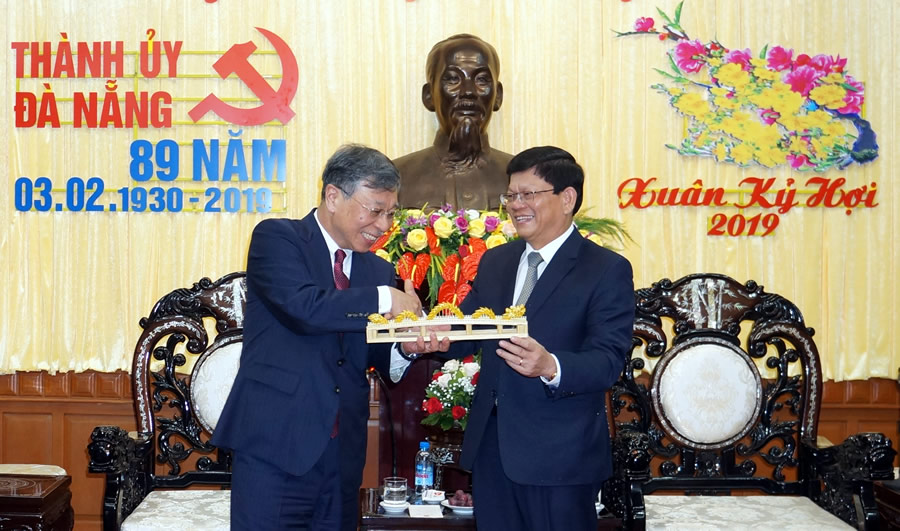 Da Nang Party Deputy Secretary Vo Cong Tri receiving the Chief Director of the Association of Nagasaki Prefectural University Shinobu Inanaga (Photo: cadn.com.vn)