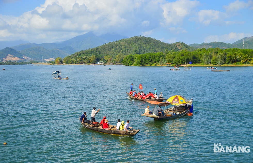 The Cu De River is the place where the Lien Chieu District Open Boat Race 2019 took place.