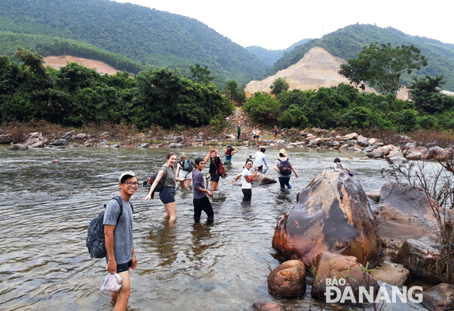 Các sản phẩm gắn liền với thiên nhiên được nhiều du khách ưa chuộng. Trong ảnh: Khách tham gia trekking suối tại xã Hòa Bắc.