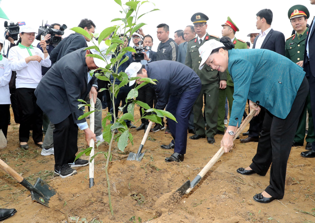 Chủ tịch Quốc hội Nguyễn Thị Kim Ngân trồng cây tại buổi lễ.  	                       Ảnh: TTXVN 