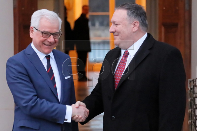 Ngoại trưởng Ba Lan Jacek Czaputowicz (trái) chào đón Ngoại trưởng Mỹ Mike Pompeo ở Warsaw.  Ảnh: EPA-EFE