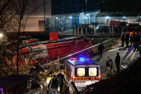Xe buýt lao xuống vực khiến 13 người chết và nhiều người bị thương ở Bắc Macedonia. Ảnh: AP