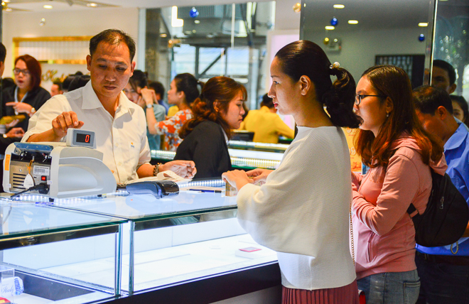  ngay từ 6 giờ sáng, các cửa hàng của PNJ tại Đà Nẵng đã mở cửa sớm để phục vụ khách hàng, đồng thời bổ sung đội ngũ nhân viên túc trực tại các cửa hàng để hỗ trợ.