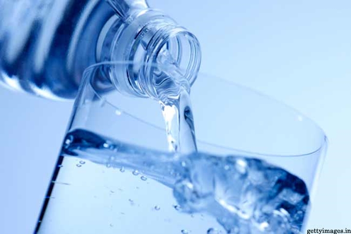 Không uống đủ nước: Nhiều người coi nhẹ tầm quan trọng của việc uống đủ nước và chỉ uống nước khi thấy khát. Uống đủ chất lỏng và nước giữ cho các nội tạng khỏe mạnh, thúc đẩy năng lượng, giải độc cơ thể, kìm chế cơn đói, cải thiện hệ tiêu hóa và còn mang lại nhiều lợi ích khác.