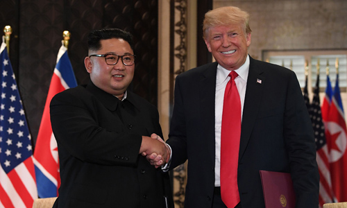 Tổng thống Mỹ Donald Trump (phải) bắt tay lãnh đạo Triều Tiên Kim Jong-un trong hội nghị thượng đỉnh tại Singapore hồi tháng 6/2018. Ảnh: AFP.