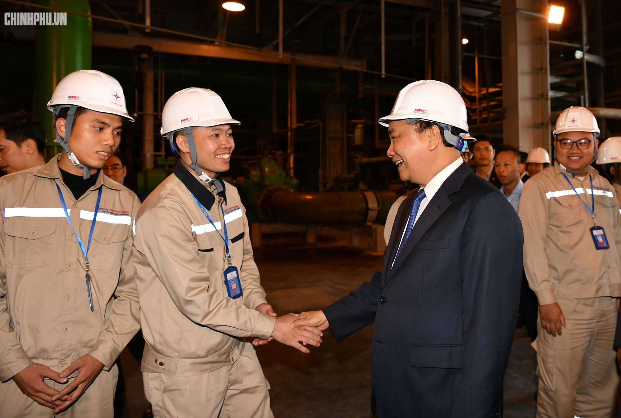 Thủ tướng Nguyễn Xuân Phúc trò chuyện với công nhân nhà máy. Ảnh: VGP/Quang Hiếu
