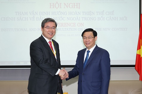 Phó Thủ tướng Vương Đình Huệ và ông Youngsup Joo, nguyên Bộ trưởng Bộ Phát triển doanh nghiệp vừa và nhỏ Hàn Quốc - Ảnh: VGP/Thành Chung