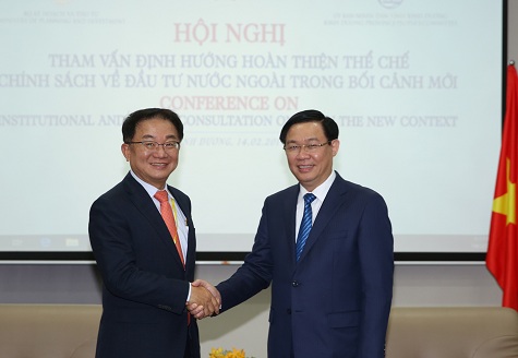 Phó Thủ tướng Vương Đình Huệ và Phó Tổng Giám đốc Hyoungsung Việt Nam - Ảnh: VGP/Thành Chung