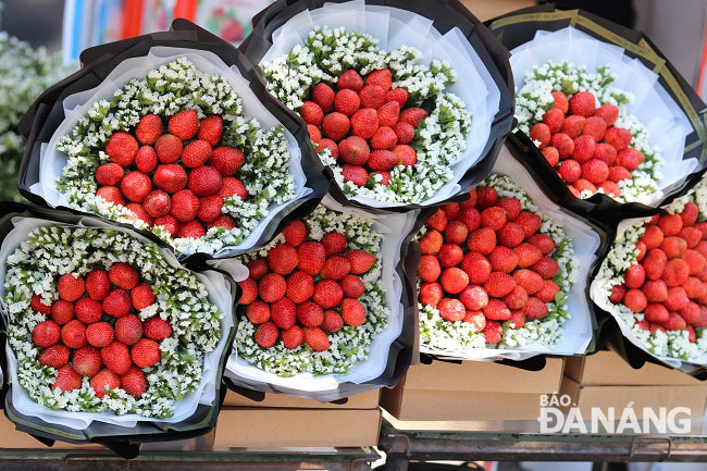 Edible strawberry bouquets are preferred by many buyers.