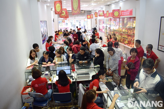 The DOJI Gold Shop on Hung Vuong attracts a large number of customers on the God of Wealth Day.