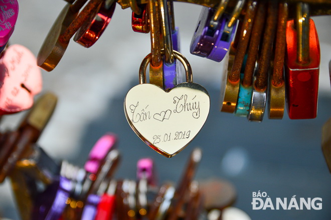 Những chiếc ổ khóa đặc biệt được khắc tên các cặp đôi và ngày kỷ niệm.
