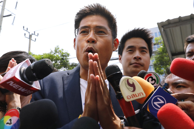 Chủ tịch đảng Thai Raksa Chart, ông Preechaphol Pongpanit phát biểu với báo giới tại thủ đô Bangkok. Ảnh: AFP