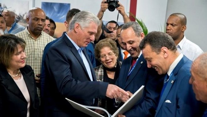 Tổng thống Cuba, Miguel Diaz-Canel (trái) và Bộ trưởng Bộ Văn hóa Algeria Azzedine Mihoubi tại La Havana ngày 7-2-2019.( Ảnh: EFE)