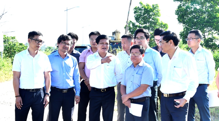 Chủ tịch HĐND thành phố Nguyễn Nho Trung (hàng trước, thứ 3 từ trái qua) kiểm tra thực tế tại dự án tuyến đường Tiên Sơn – Túy Loan.