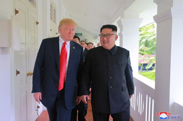 Tổng thống Donald Trump và nhà lãnh đạo Kim Jong-un gặp nhau tại Singapore năm 2018. (Ảnh: KCNA)