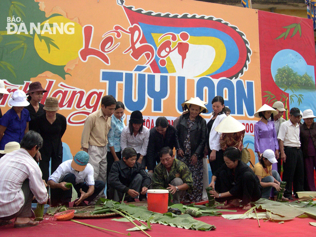 Thi gói bánh tét, một trong những trò chơi dân gian thường được tổ chức trong phần hội của lễ hội đình làng Túy Loan. Ảnh: VĂN THÀNH LÊ