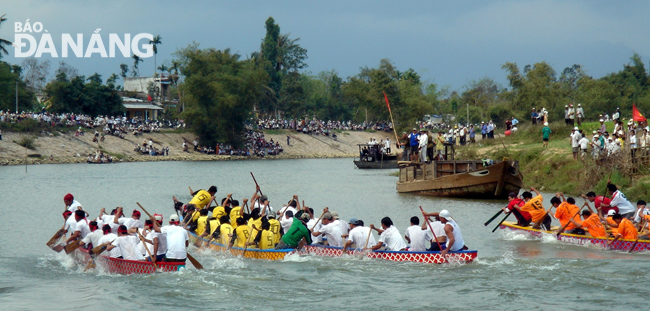 Lễ hội đua ghe truyền thống tại Túy Loan được tổ chức thường niên trong khuôn khổ lễ hội đình làng Túy Loan. Ảnh: VĂN THÀNH LÊ