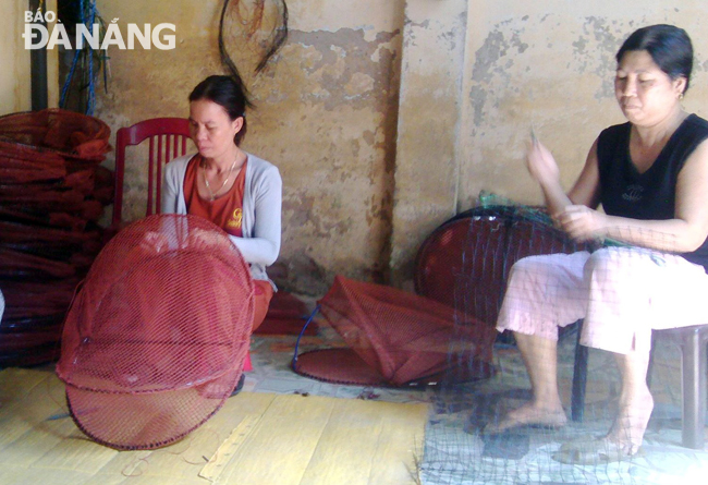 Women knitting fishing nets