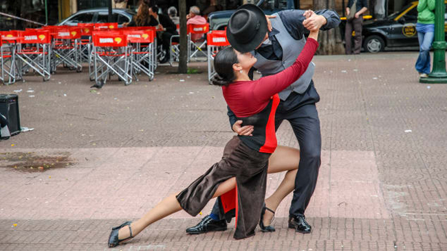 Điệu  tango  lãng mạn trên phố Buenos Aires, Argentina.