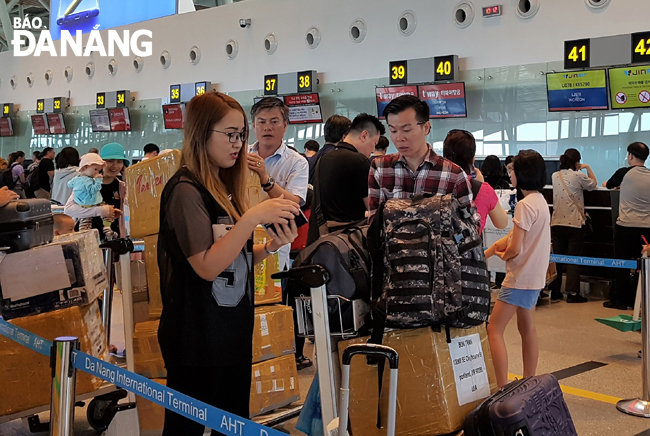 Sau Tết Nguyên đán, trong số khách làm thủ tục tại ga quốc tế sân bay Đà Nẵng có không ít sinh viên trở lại trường tiếp tục việc du học ở khắp nơi trên thế giới.                                              Ảnh: N.H