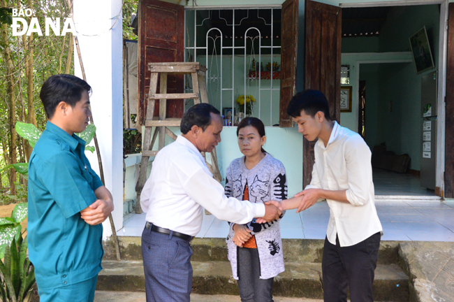 Lãnh đạo chính quyền, các ban, ngành, đoàn thể xã Hòa Phú (huyện Hòa Vang) đến thăm, tặng quà gia đình thanh niên trước ngày lên đường nhập ngũ năm 2019.
