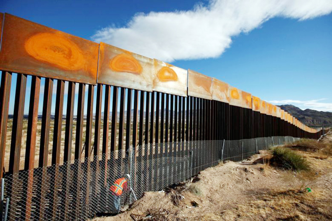 Hàng rào biên giới Mỹ - Mexico được dựng gần thành phố Ciudad Juarez của Mexico.	                 Ảnh: Reuters