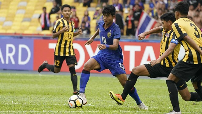 16-year-old talent Suphanat Mueanta (C) of Thailand (Photo: www.goal.com)