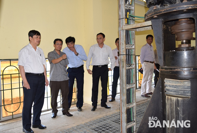 Phó Chủ tịch Thường trực UBND thành phố Đặng Việt Dũng (bìa trái) kiểm tra việc vận hành Trạm bơm phòng mặn An Trạch.