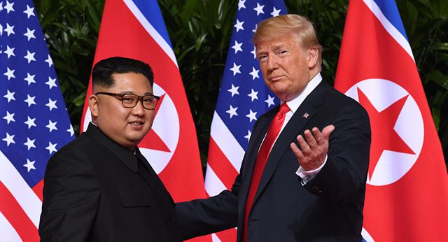 Tổng thống Donald Trump gặp nhà lãnh đạo Kim Jong-un tại Singapore năm 2018. (Ảnh: Reuters)