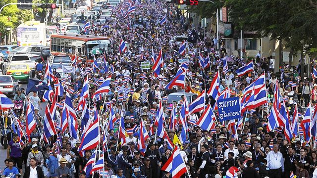 Người biểu tình tại thủ đô Bangkok. (Ảnh: Reuters)
