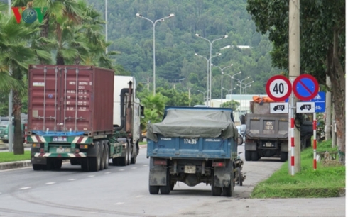 Trong thời gian cấm xe tải container lưu thông nhiều tài xế cho xe đỗ vào các đường gom.