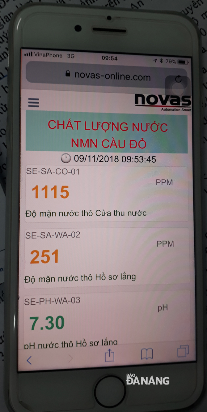 Chất lượng nguồn nước thô lẫn nước chuyển tải phân phối khách hàng đều được các đơn vị chức năng kiểm tra, giám sát theo chế độ online, truy cập 24/24 giờ khi có nhu cầu bằng máy tính bàn lẫn điện thoại di động. Ảnh: TRIỆU TÙNG