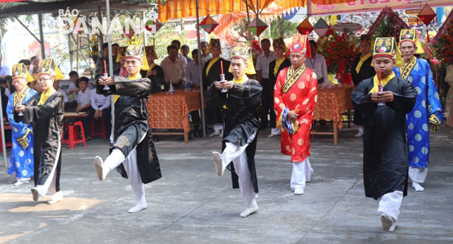 Đội học trò lễ, do các thanh thiếu niên trong làng đảm nhận, tham gia vào các nghi thức chính lễ cùng các vị cao niên ở địa phương.