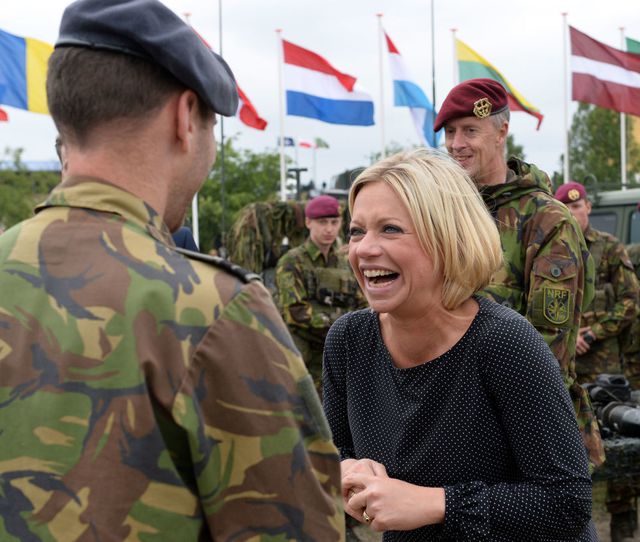  Bộ trưởng Quốc phòng Hà Lan Jeanine Hennis-Plasschaert trò chuyện với một binh sĩ trong cuộc tập trận của NATO tại Zagan, tây nam Ba Lan tháng 6/2015. (Ảnh: AFP)
