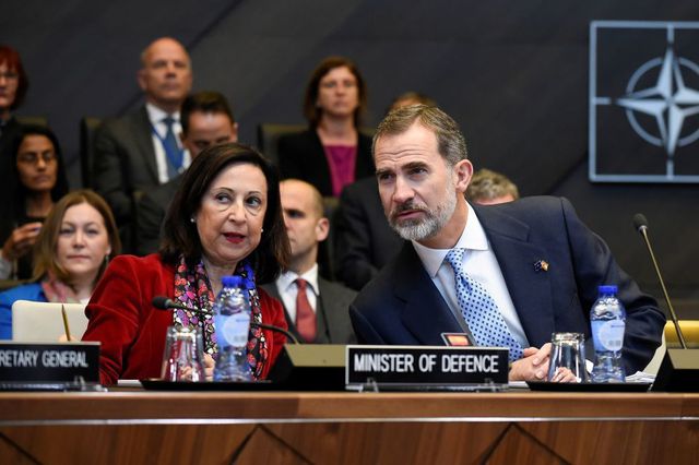 Đương kim Bộ trưởng Quốc phòng Tây Ban Nha Margarita Robles (trái) trò chuyện với nhà Vua Tây Ban Nha Felipe VI (R) trong một cuộc gặp tại trụ sở NATO ở Brussels, Bỉ tháng 11/2018. (Ảnh: AFP)