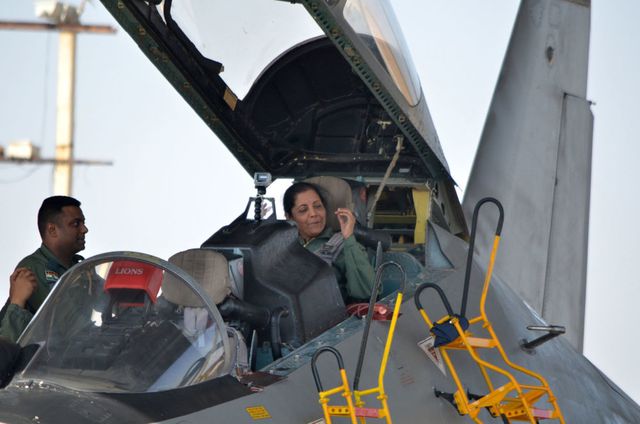 Bộ trưởng Quốc phòng Ấn Độ Nirmala Sitharaman ngồi thử trên một chiếc Su-30 tại căn cứ không quân tại Jodhpur tháng 1/2018. (Ảnh: AFP)