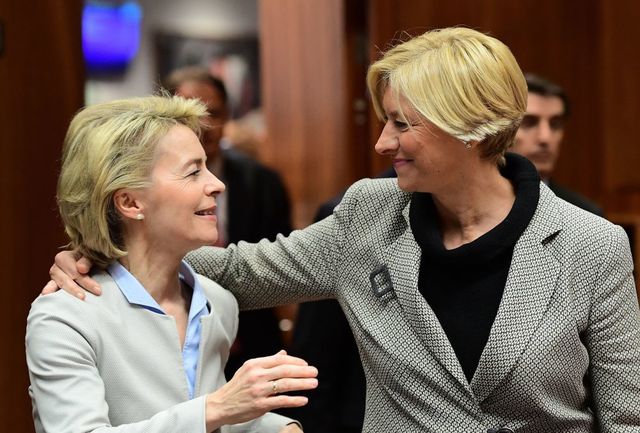 Bộ trưởng Quốc phòng Đức Ursula von der Leyen (trái) và người đồng cấp Ý Roberta Pinotti gặp gỡ trong một cuộc họp tại Hội đồng châu Âu ở Brussels, Bỉ tháng 11/2016. (Ảnh: AFP)