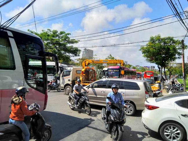 Tình trạng giao thông lộn xộn tại ngã tư Nguyễn Thái Học - Yên Bái (ảnh chụp trưa 12-2). 
