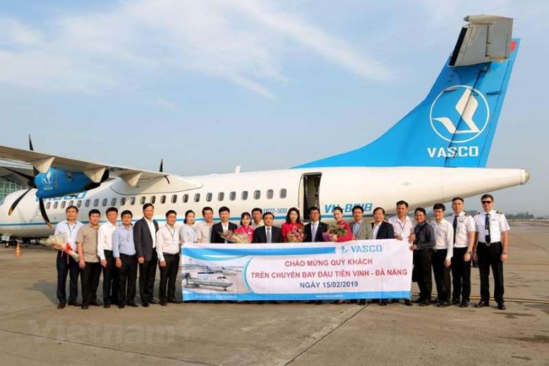 First air passengers off the Vinh-Da Nang flight (Photo: Internet)